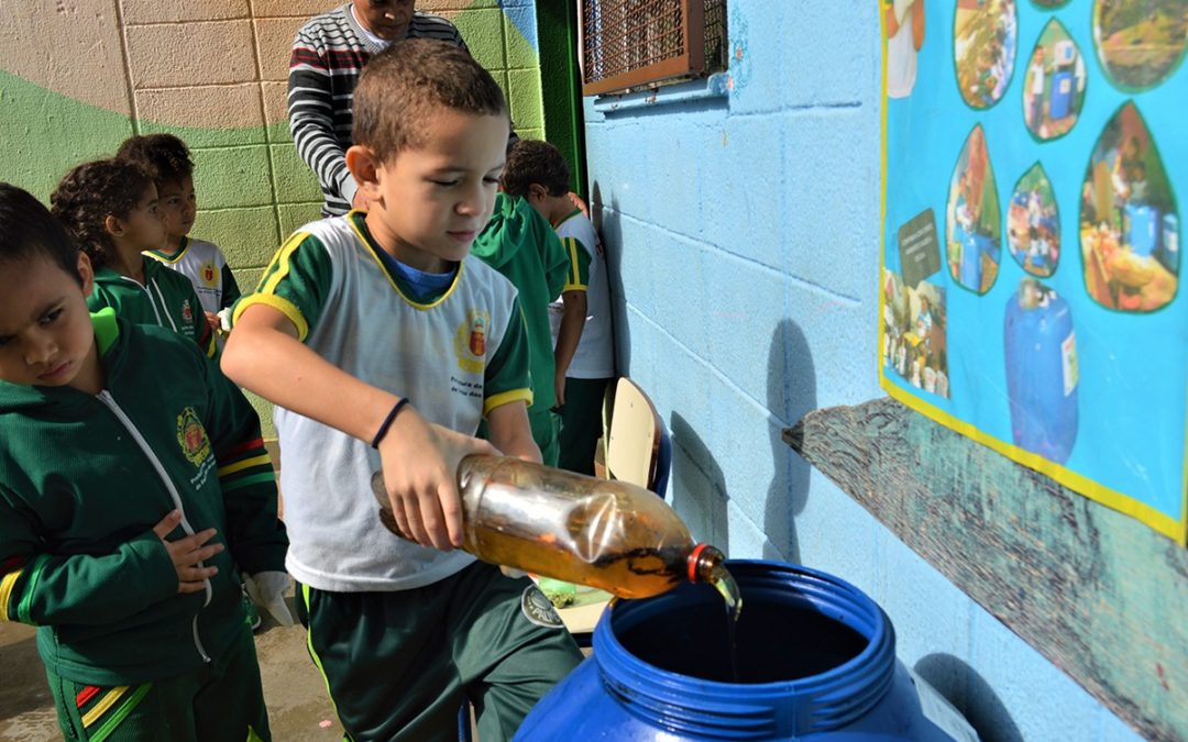 Programa de coleta de óleo usado tem sido um sucesso em Embu das Artes