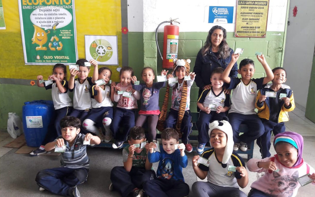 Comunidade escolar vivencia eleição para o mascote do óleo reciclável