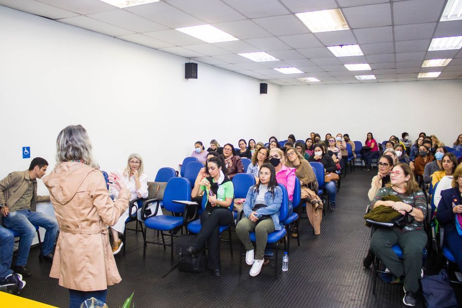 Alunos de escola municipal se empolgam com visita das mascotes do