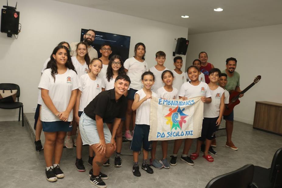 Escolas de Santos celebram coleta de mais de 2 mil litros de óleo para reciclagem